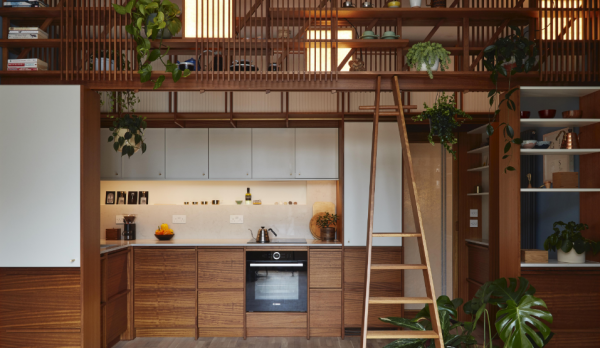 Dapur dengan lantai kayu dan rak dinding untuk menyimpan peralatan